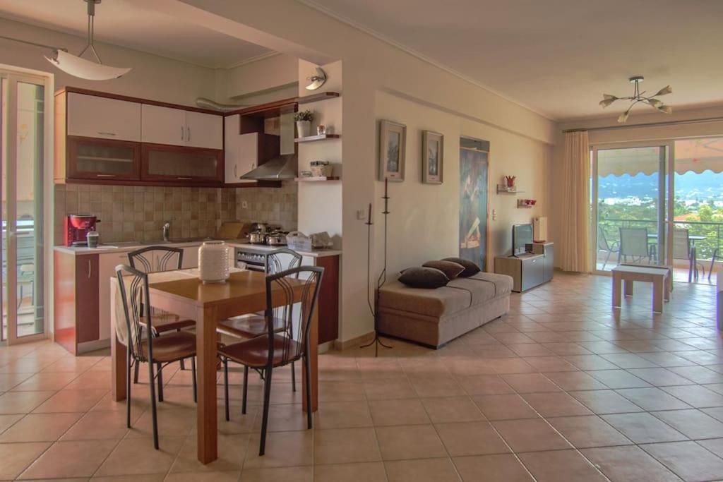 Appartement Artsy&charming 70 M2 Flat- 300 Mtrs From The Kalamáta