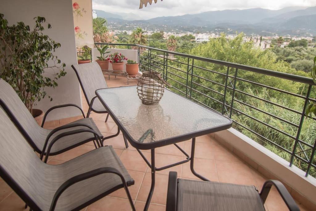 Artsy&charming 70 M2 Flat- 300 Mtrs From The Kalamáta